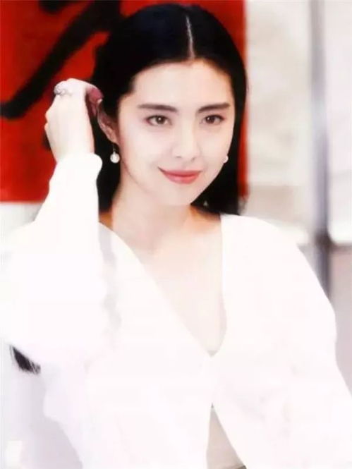 王祖贤现身上海 眉眼美丽气质优雅